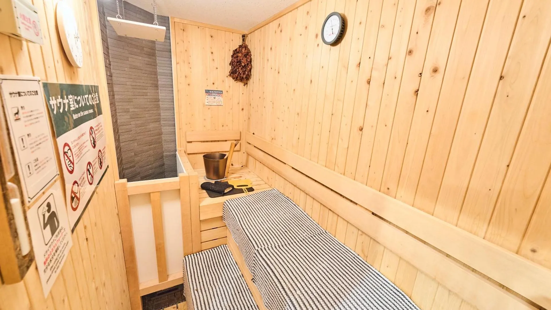 Capsule hotel Anshin Oyado Shinjuku Ekimaeten Tokyo